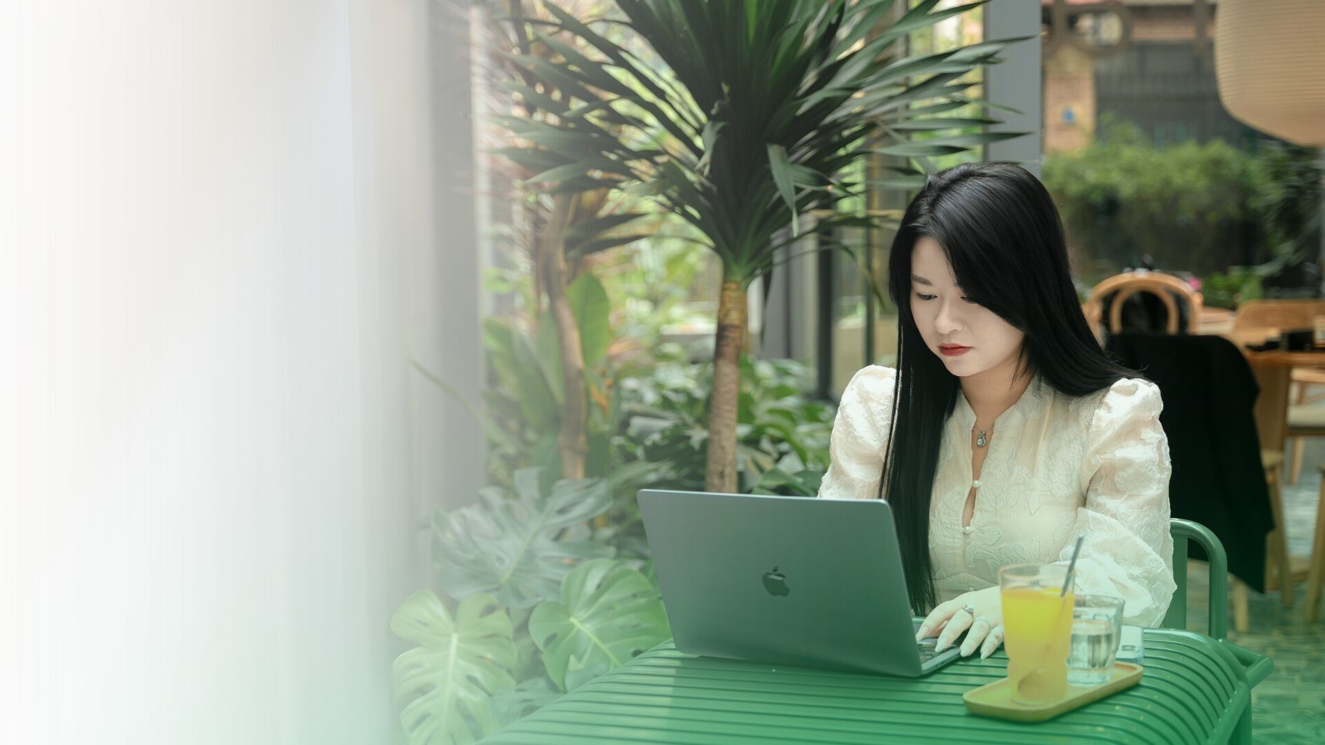 LyraH Banner Desktop